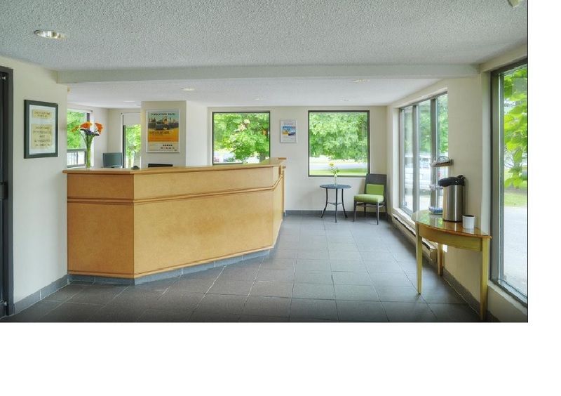 Ramada By Wyndham Kingston Motel Kültér fotó