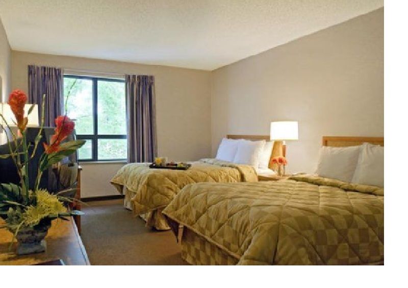 Ramada By Wyndham Kingston Motel Kültér fotó