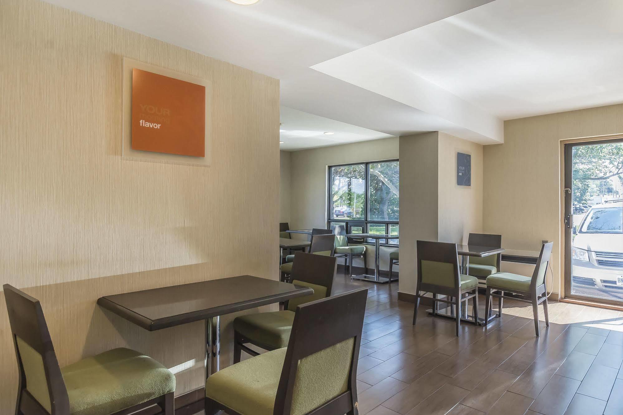 Ramada By Wyndham Kingston Motel Kültér fotó